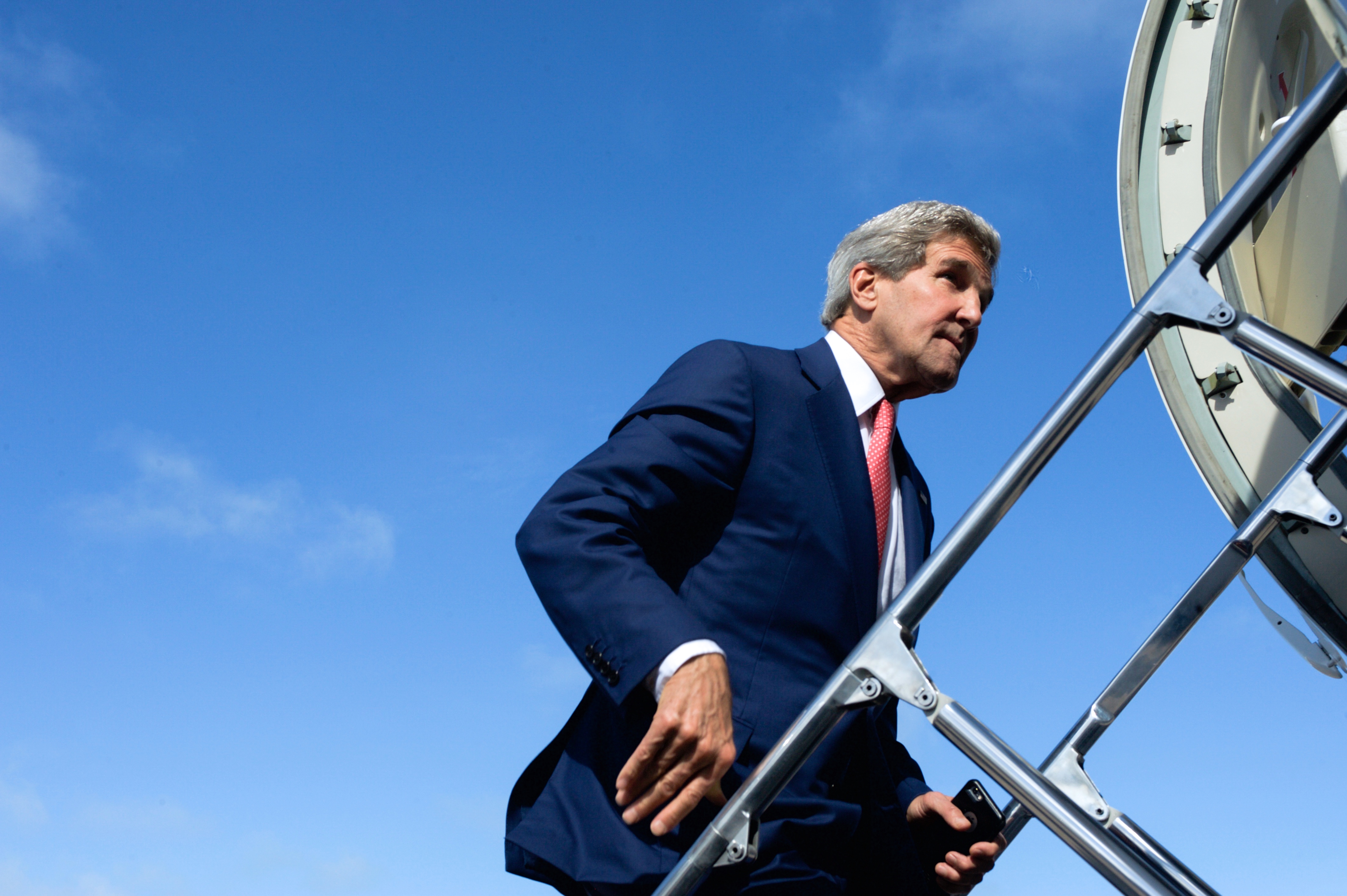Secretary of State John Kerry boards an aircraft in Mogadishu in May 2015. Archival State Department travel context; not a commercial flight or itinerary in GAO’s sample.