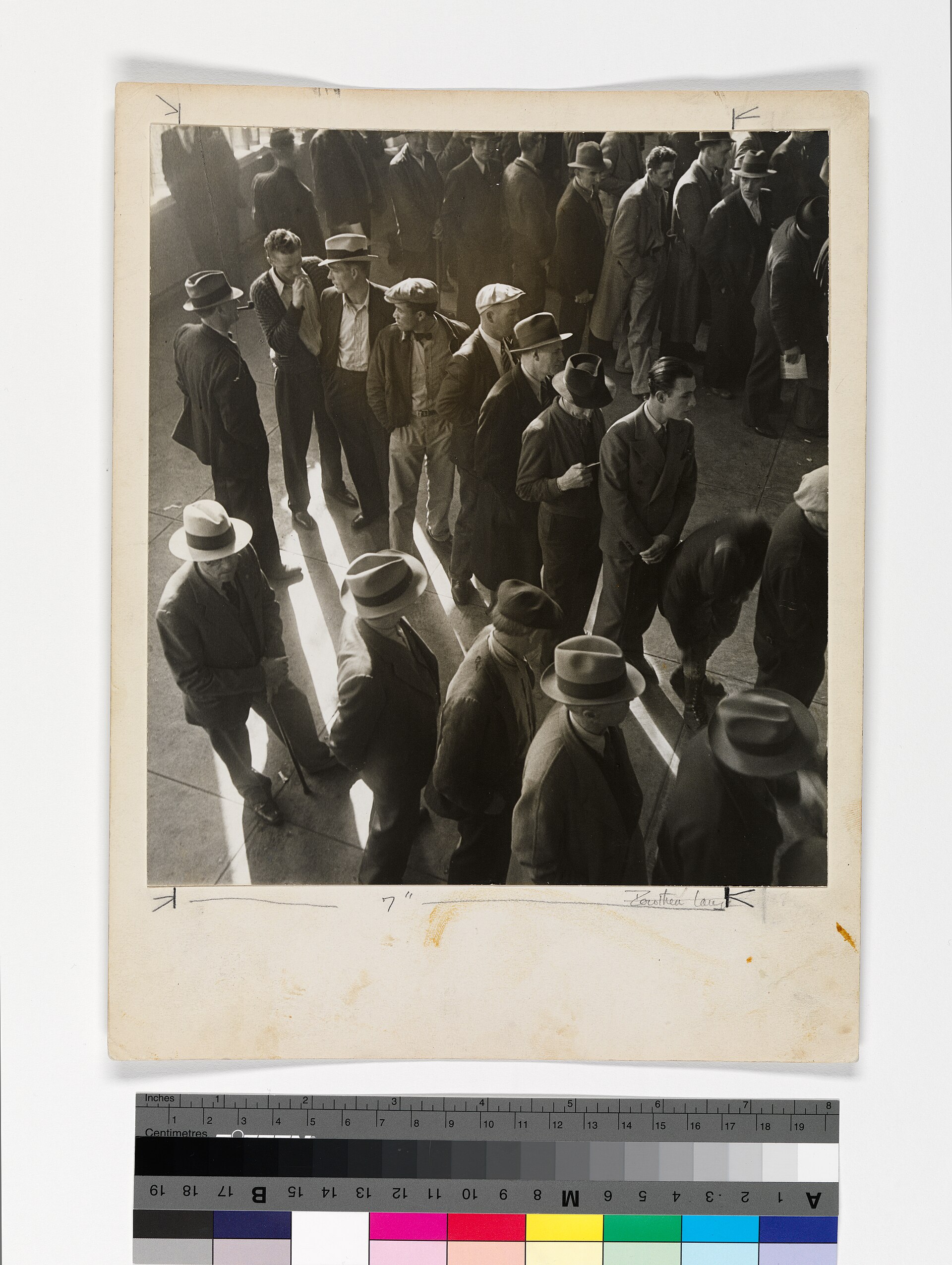 An archival California photograph shows men lined up to file unemployment-compensation claims.