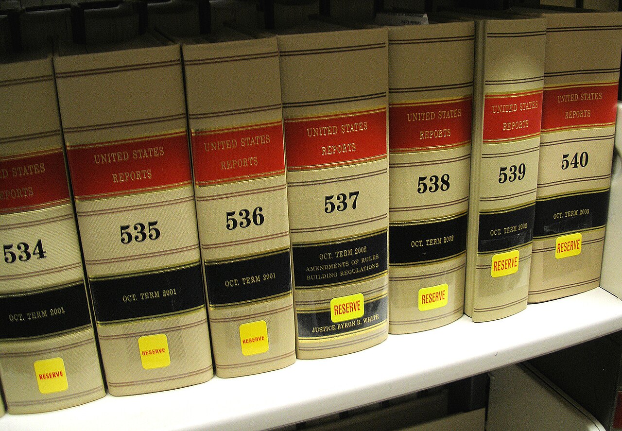 Volumes of United States Reports on a shelf at a public law library in San Jose, California, July 7, 2006. Legal-research context; this is not the Kern County Law Library collection. Photo: Coolcaesar, CC BY-SA 3.0.