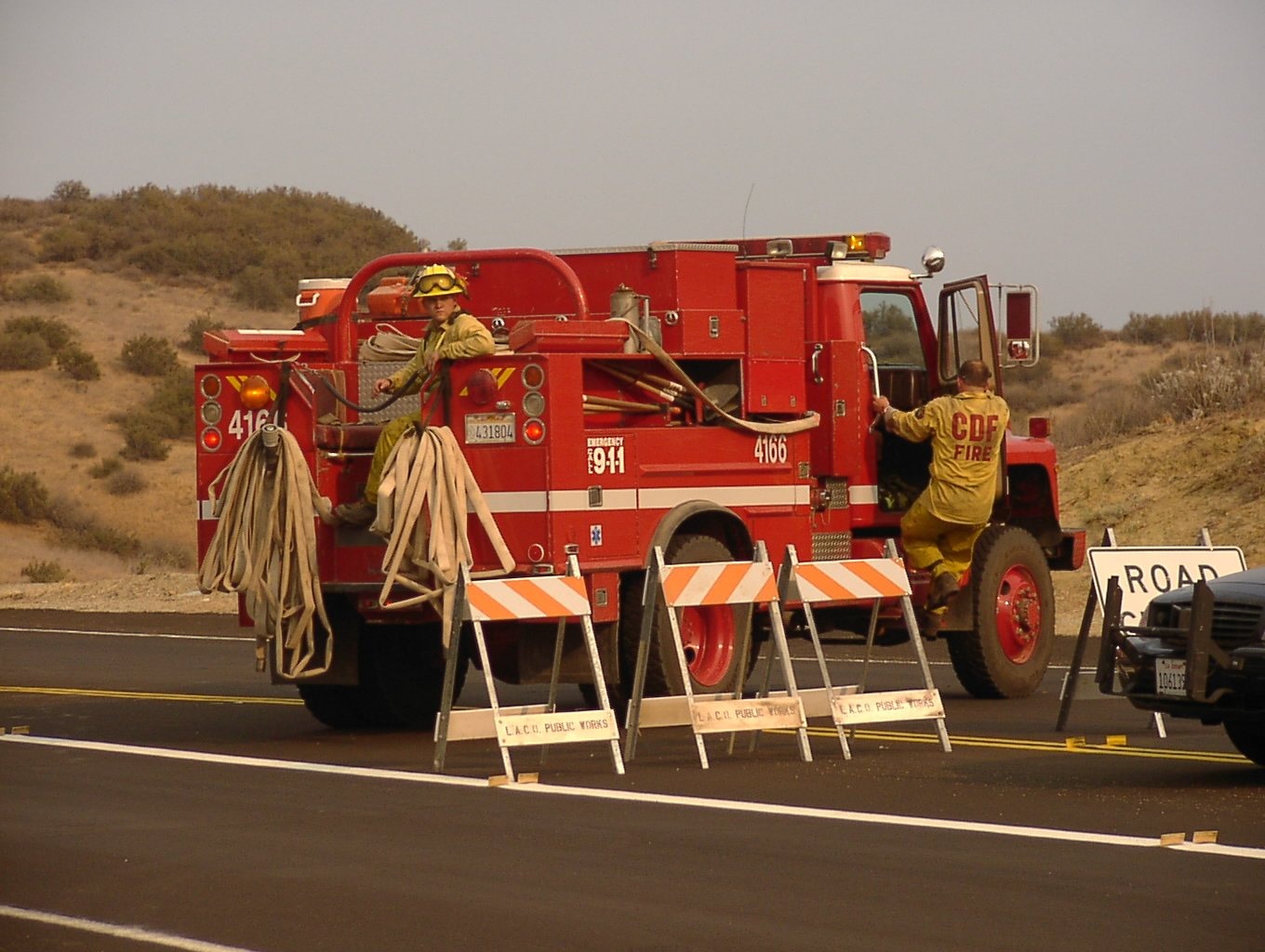 CDF Engine 4166, a Tulare Unit wildland fire engine, during the 2002 fire season. Archival state-fire-response context; not Kern County equipment or a current incident. Slofirefighter/Wikimedia Commons, public domain.