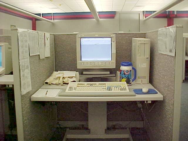 An unoccupied workstation at the CFW Information Services call center in Waynesboro, Virginia, August 13, 2000. Historical call-center context only; not ORR’s National Call Center, its equipment, workers or callers. Ben Schumin / Wikimedia Commons, CC BY-SA 3.0. Full composition retained; re-encoded only, no crop.