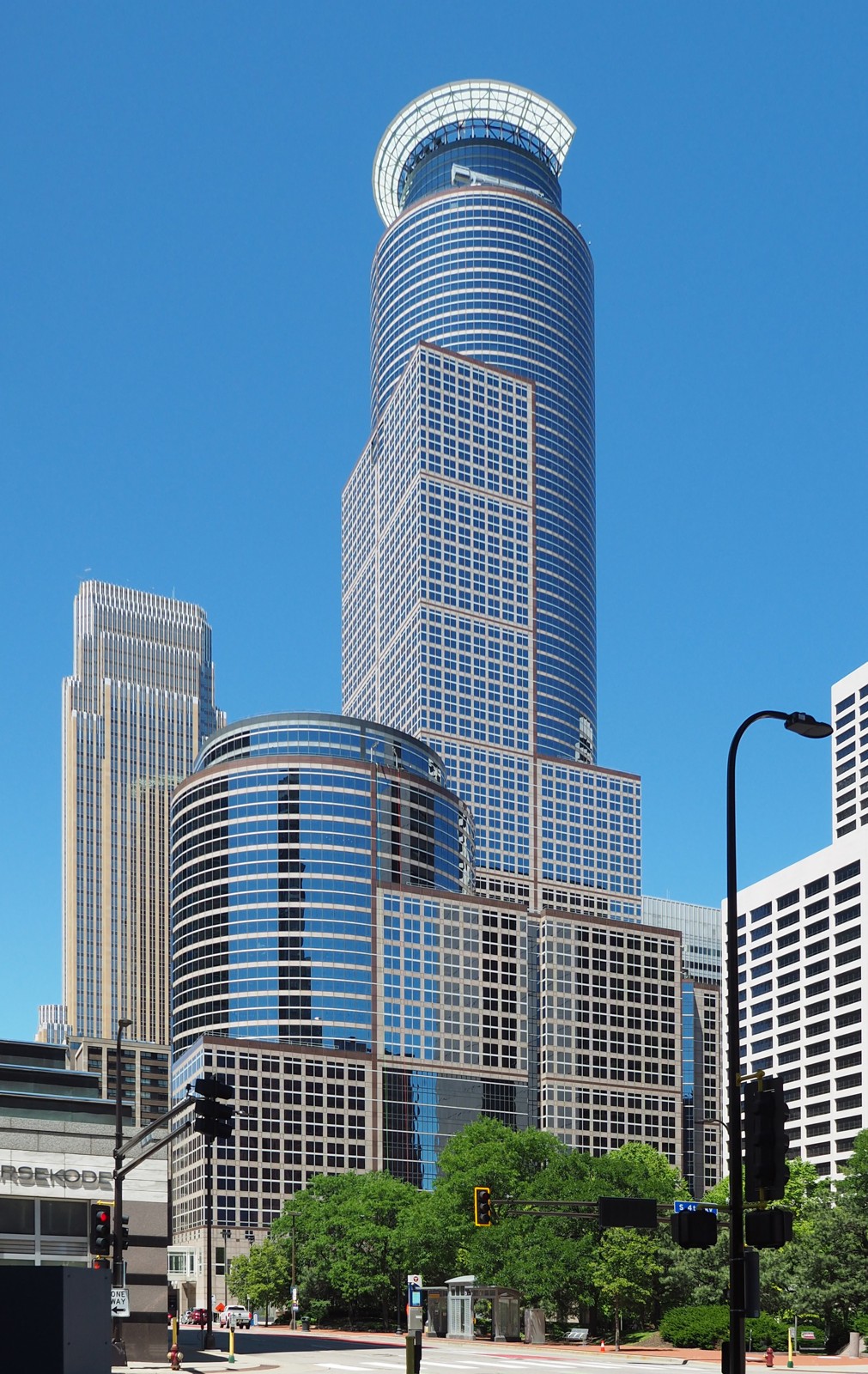 Capella Tower at 225 South Sixth Street in Minneapolis, Minnesota, June 9, 2024, viewed from the southeast. Institutional context only; not a Kern County field-placement site, classroom, client or photographed county employee. McGhiever / Wikimedia Commons, CC BY 4.0. Full composition resized, no crop.