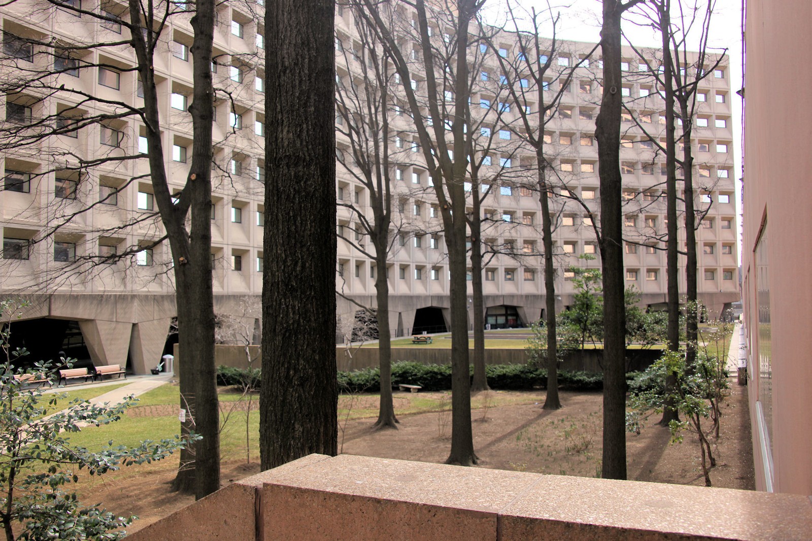 Rear courtyard of HUD’s Robert C. Weaver Federal Building in Washington, D.C., February 20, 2011. Agency-administration context, not a photograph of an audited grant project or present-day building condition. Tim1965 / Wikimedia Commons, CC BY-SA 3.0. Full composition resized, no crop; no endorsement implied.