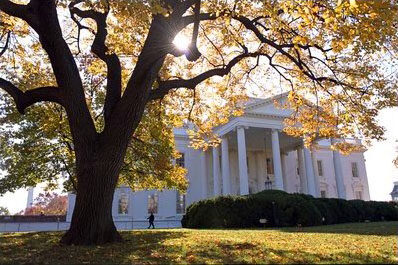 The White House North Lawn in autumn in a federal photograph. Executive Office context only; it does not depict DOGE personnel, training or disclosures. U.S. federal government / Wikimedia Commons, public domain.