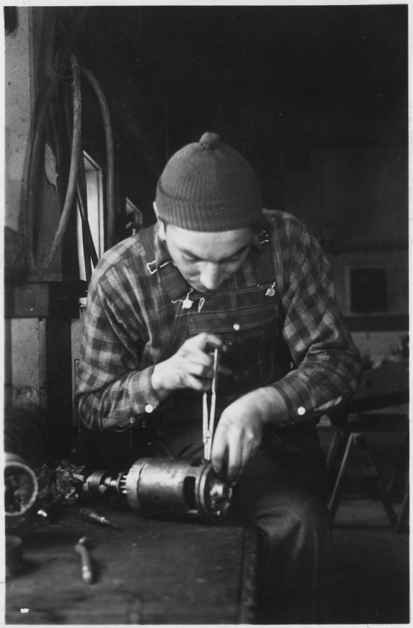 An unidentified worker machining a metal part in a historical National Archives photograph. Manufacturing context only; not a Dreyer’s or Key Energy worker or Kern facility. U.S. National Archives, public domain.