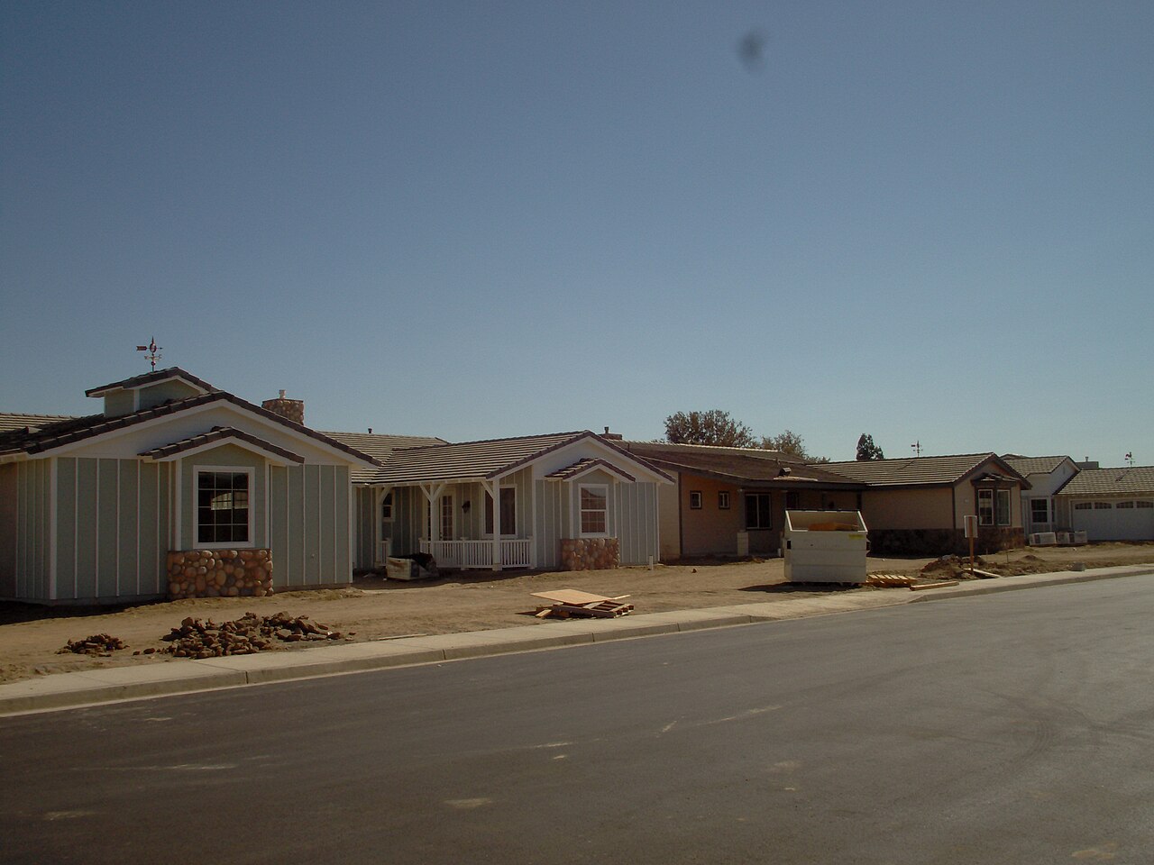 Homes under construction in Shafter, Kern County, in 2007. Regional housing context; this is not Bakersfield’s Eye Street property or the project receiving the loan.