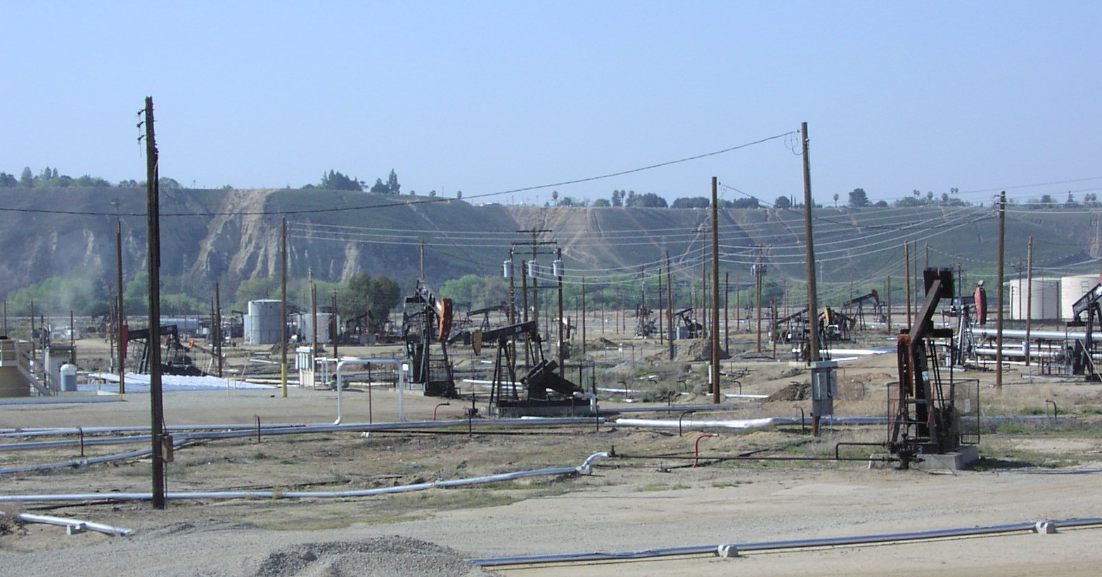 Kern River Oil Field operations, photographed March 22, 2008. Historical local tax-base context; not a current assessment inspection. Photo: Antandrus / Wikimedia Commons / CC BY-SA 3.0. Proportionally resized; full framing preserved.