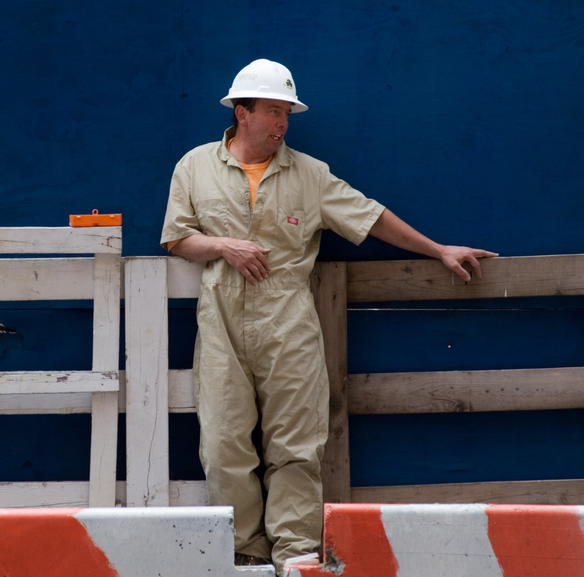 A construction worker rests during a break in New York City in 2005. Historical employment context; the photograph does not depict someone counted in the September 2026 survey. Photo: Jorge Royan / Wikimedia Commons / CC BY 3.0. Source is the credited cropped version, resized for display.