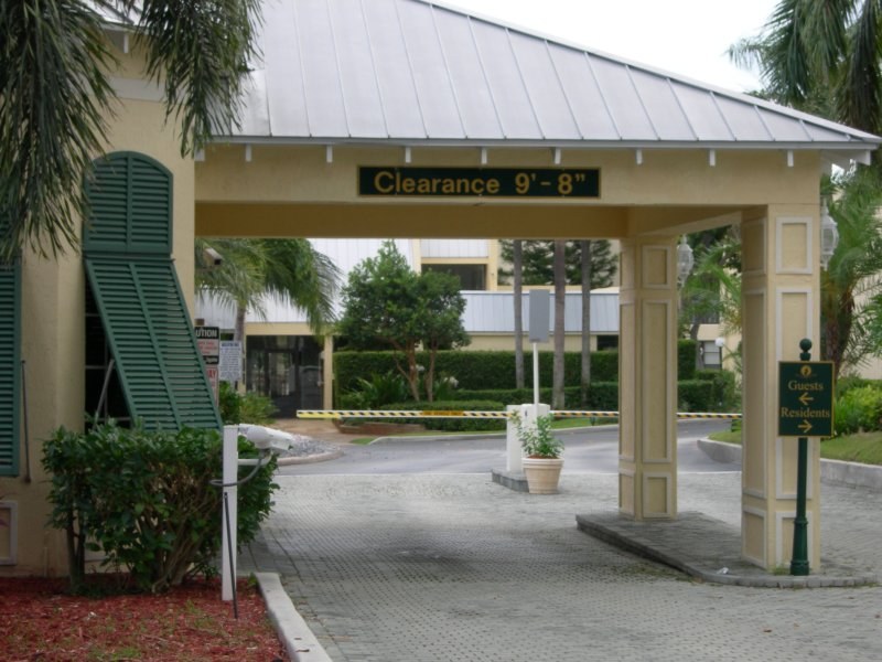Boca Bayou condominium gatehouse in Boca Raton, Florida, August 6, 2005. Contextual illustration of controlled residential access, not Rio Vista. Daniel R. Tobias / Wikimedia Commons / CC BY-SA 3.0.
