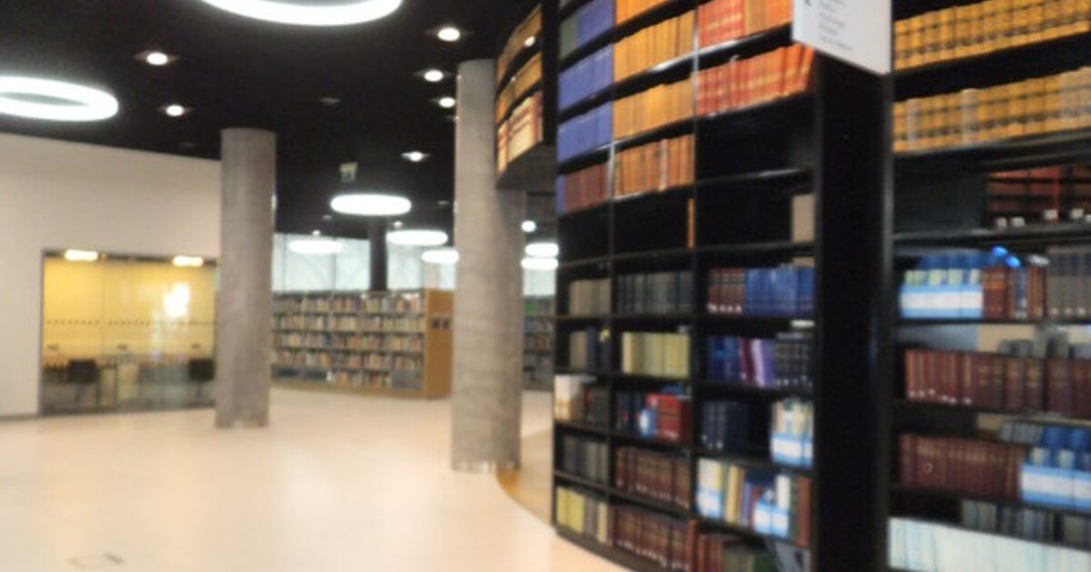 Authentic photograph of library shelves filled with books, used as reading and publishing context rather than as the specific fall releases
